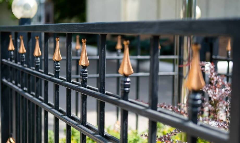 Balustrady zewnętrzne – materiały, bezpieczeństwo i trendy aranżacyjne