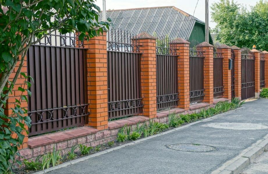 Ogrodzenia – jak wybrać idealne rozwiązanie na posesję i stworzyć bezpieczną przestrzeń