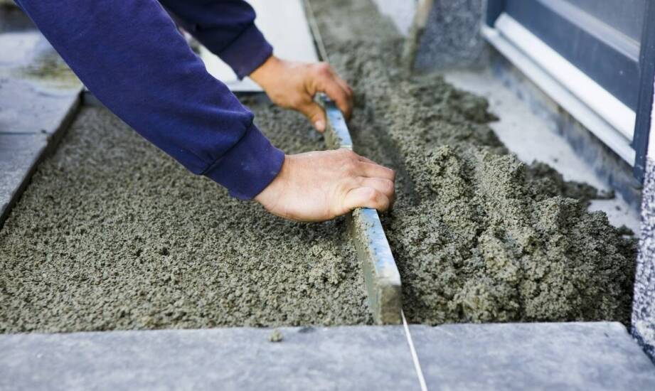 Czym wyróżnia się posadzka betonowa? Najważniejsze cechy i zastosowania