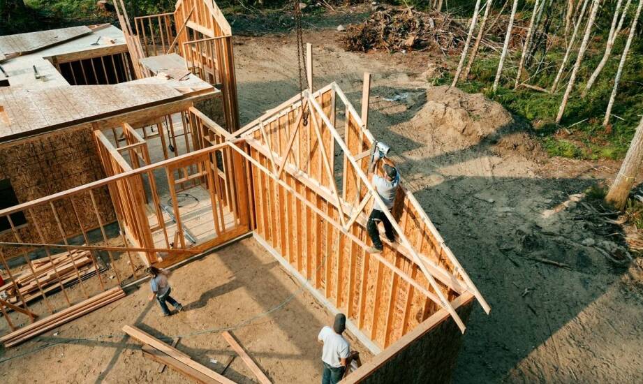 Budowa domków całorocznych – etapy, materiały i praktyczne rozwiązania