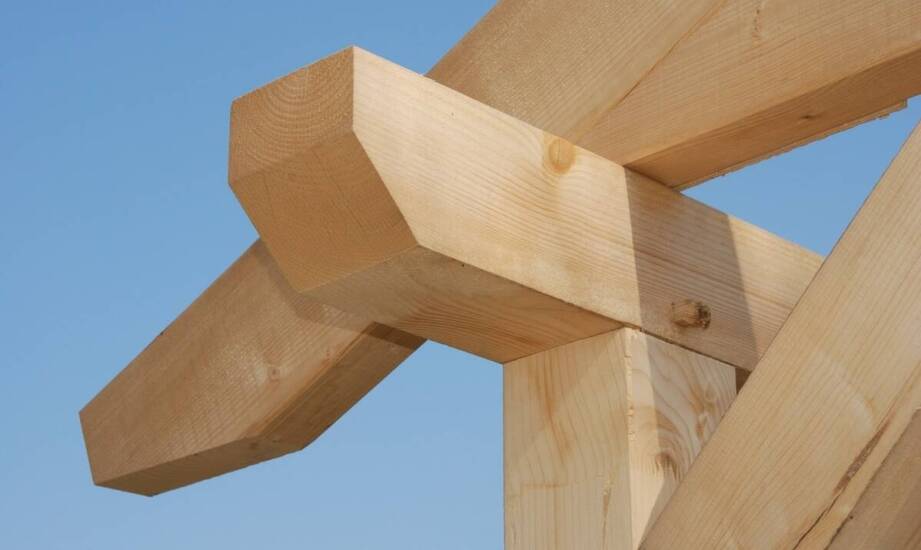 Produkcja konstrukcji drewnianych – zastosowania, rodzaje i korzyści budowy