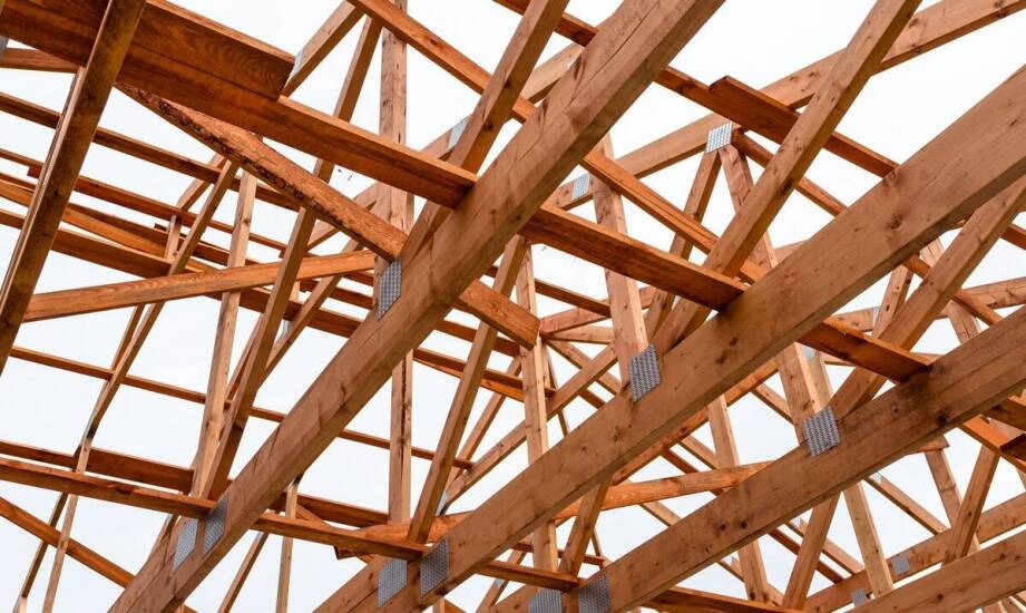 Jakie konstrukcje drewniane tworzą producenci i gdzie znajdują zastosowanie?