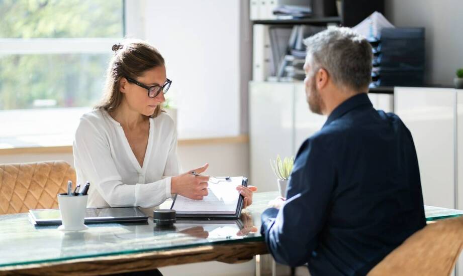 Jakie sprawy warto powierzyć radcy prawnemu i kiedy skorzystać z pomocy