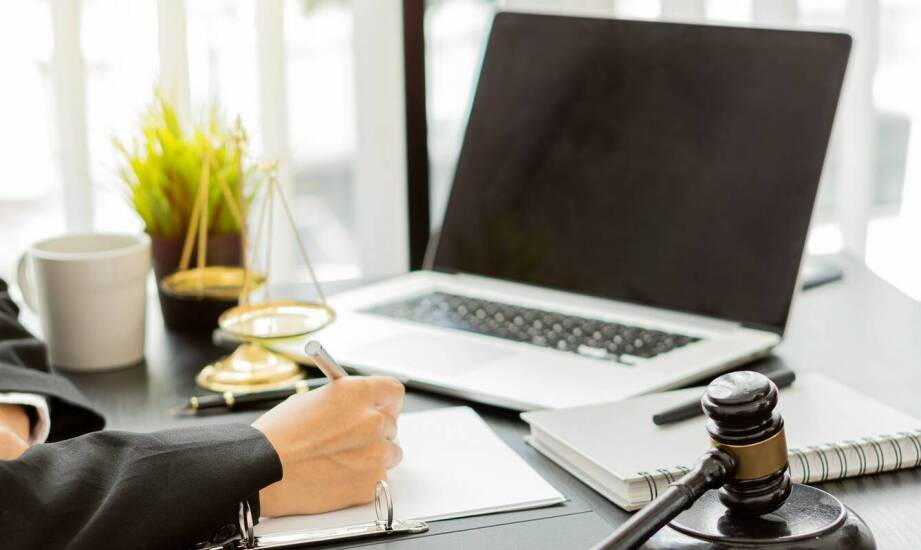 Czym zajmuje się radca prawny i w jakich sytuacjach pomaga?