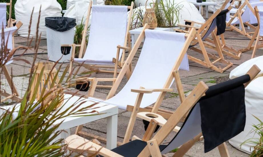 Leżaki reklamowe z nadrukiem – pomysł na wyróżnienie marki latem