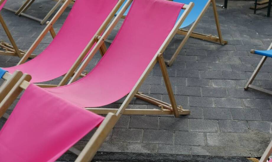 Leżaki z logo firmy – korzyści i inspiracje na skuteczną promocję marki