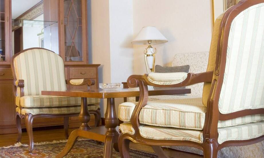 Jakie zalety oferuje leżak drewniany z podłokietnikami na tarasie i w ogrodzie?