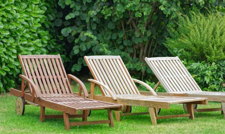 Zastosowania leżaków drewnianych z podłokietnikami w aranżacji przestrzeni