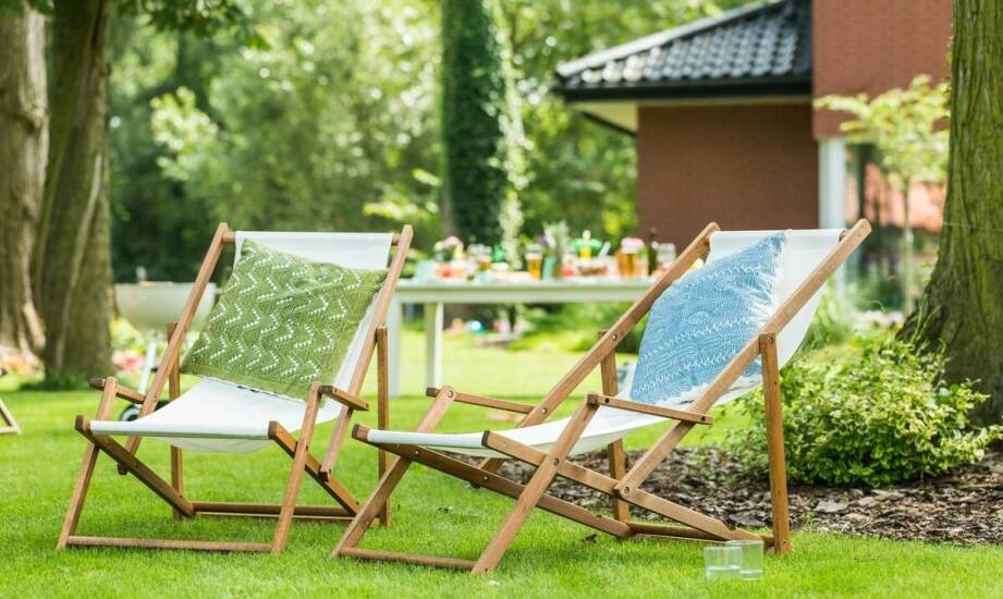 Zastosowania leżaków drewnianych z personalizacją w domu i ogrodzie