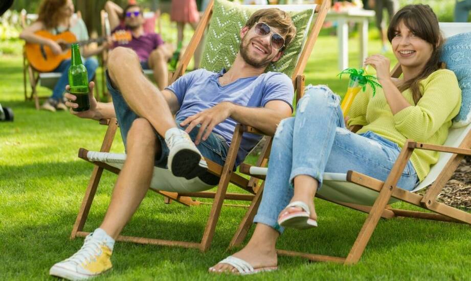 Leżaki z nadrukiem reklamowym – oryginalny sposób promocji podczas lata