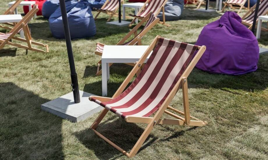 Drewniane leżaki reklamowe jako element atrakcyjnej aranżacji przestrzeni