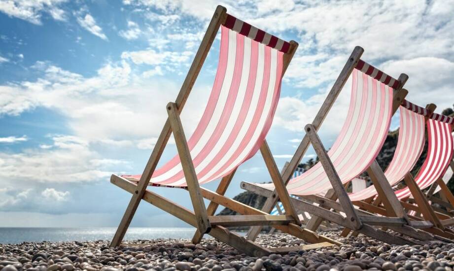 Drewniane leżaki plażowe – komfort i stylowy relaks podczas letnich dni