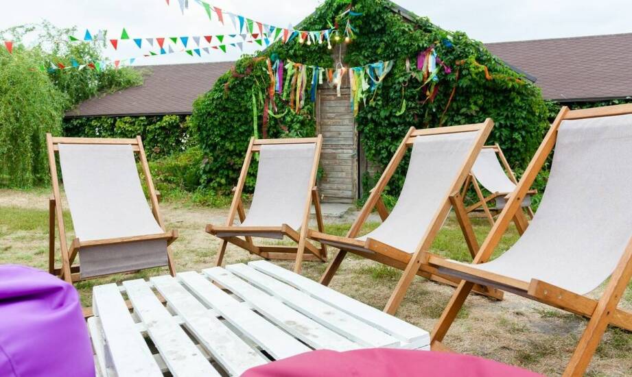 Leżaki plażowe z drewna – praktyczne rozwiązania na relaks w plenerze