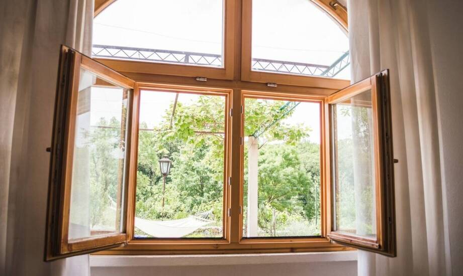 Okna drewniane – naturalne piękno, trwałość i ekologia na lata