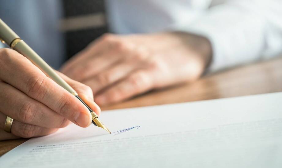 Umowa darowizny u notariusza – kluczowe formalności i etapy procedury