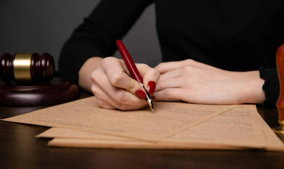 Jak przebiega wizyta u notariusza? Praktyczne wskazówki i najczęstsze pytania