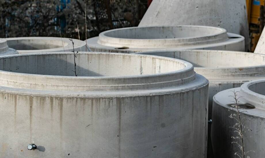 Jak powstają nowoczesne zbiorniki na ścieki? Proces produkcji szamb krok po kroku