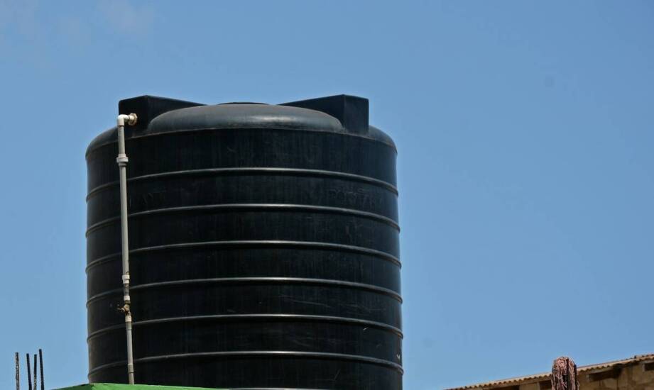 Zbiorniki na deszczówkę – jak wykorzystać wodę opadową w gospodarstwie domowym