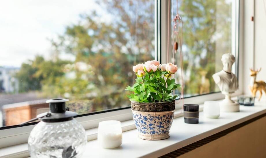 Parapety do domu i mieszkania – inspiracje, funkcje oraz trendy aranżacyjne