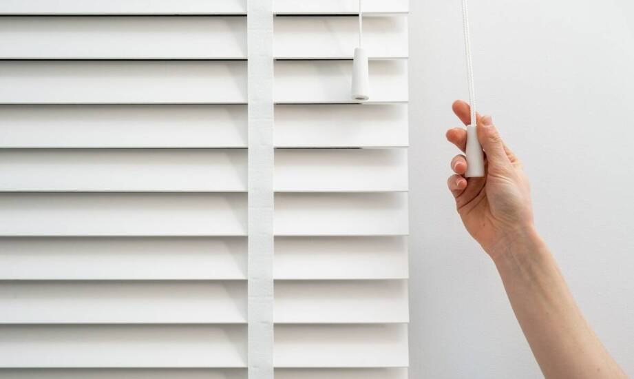 Żaluzje zewnętrzne – funkcje, zalety i wpływ na komfort mieszkania