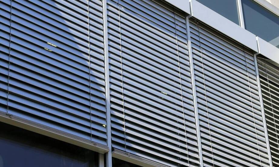 Jak działają żaluzje zewnętrzne i dlaczego warto je rozważyć w domu?