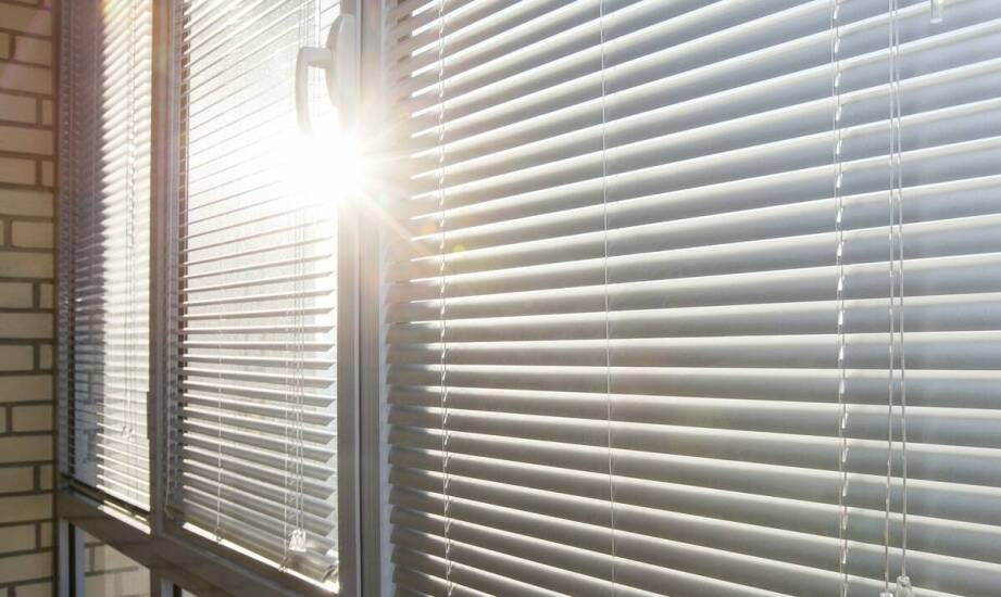 Żaluzje fasadowe – skuteczna ochrona wnętrza przed słońcem i hałasem