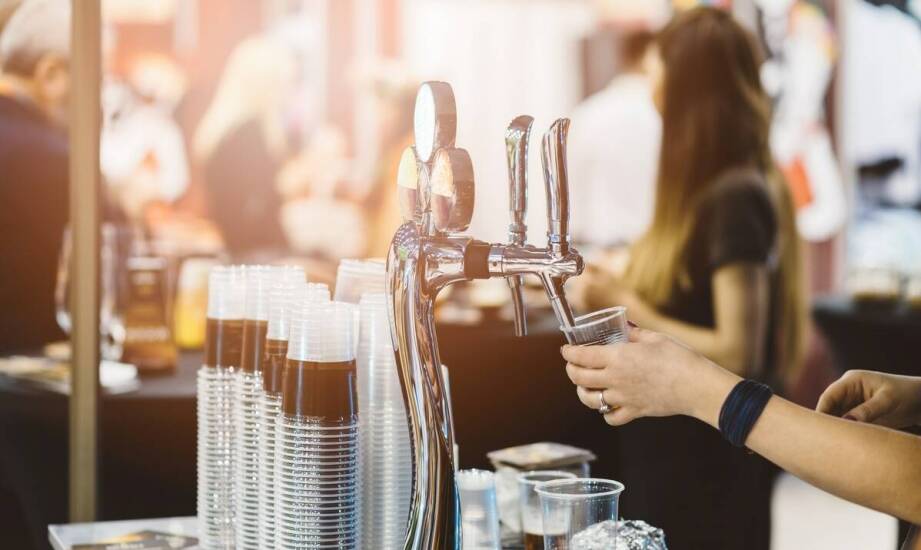 Jak działa hurtownia napojów i czym kieruje się przy wyborze asortymentu