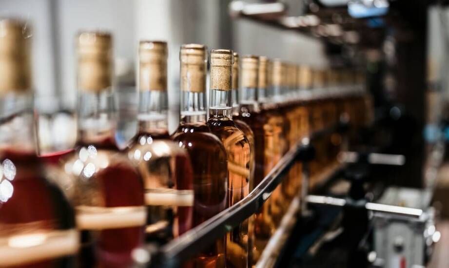 Jak działają hurtownie alkoholi i na co zwracać uwagę przy zakupach?