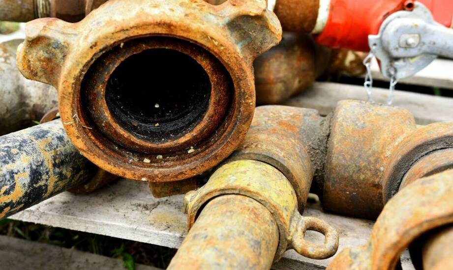 Jak rozpoznać uszkodzoną rurę kanalizacyjną i co zrobić w razie awarii?