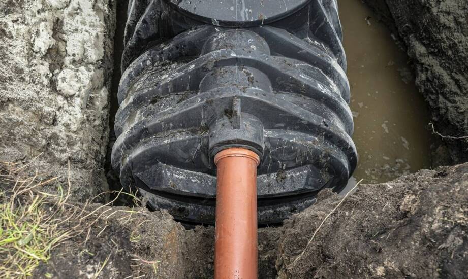Jak zapobiegać zatorom w rurach kanalizacyjnych i dbać o drożność instalacji