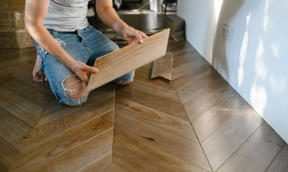 Deski podłogowe – najważniejsze cechy i zastosowanie w aranżacji wnętrz