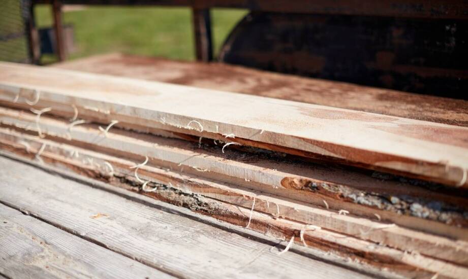 Drewno klejone w budownictwie – właściwości, zastosowania i zalety