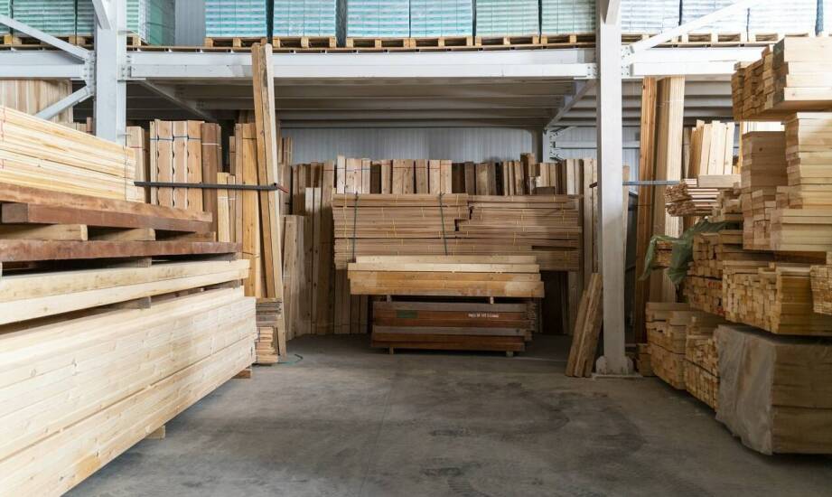 Drewno konstrukcyjne i wykończeniowe – zastosowania oraz wybór materiałów