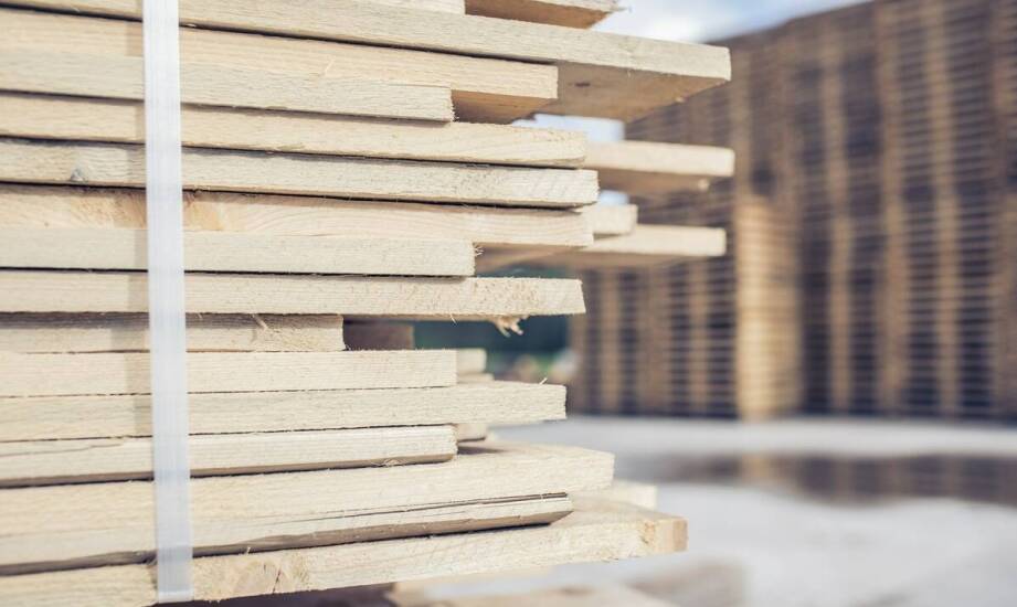 Drewno konstrukcyjne klejone – właściwości, zastosowania i korzyści w budowie