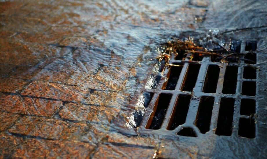 Jak przebiega wykrywanie wycieków i osuszanie podposadzkowe po zalaniu