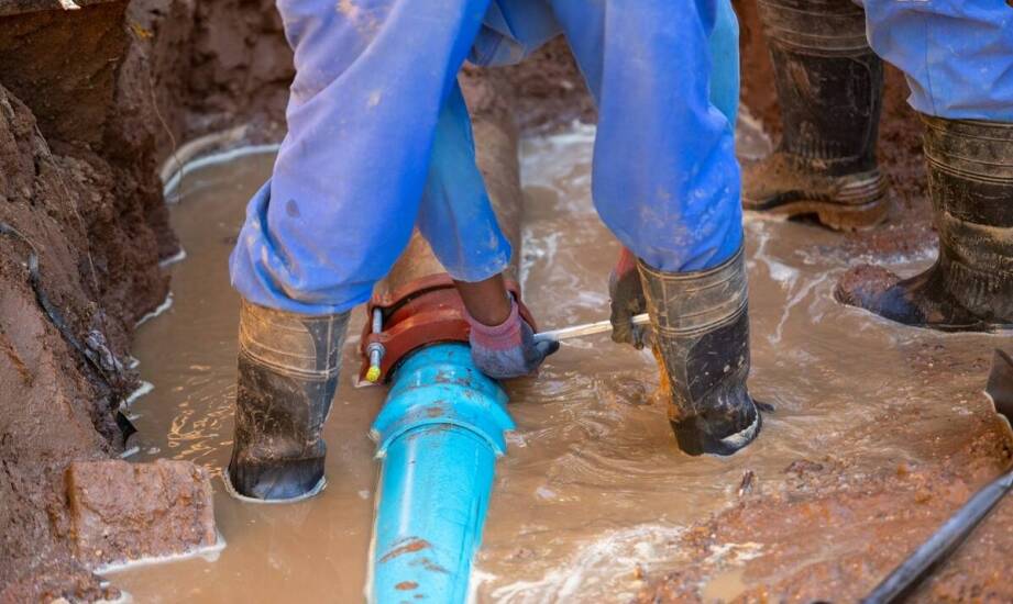 Sposoby wykrywania wycieków i usuwania wilgoci spod posadzek po zalaniu