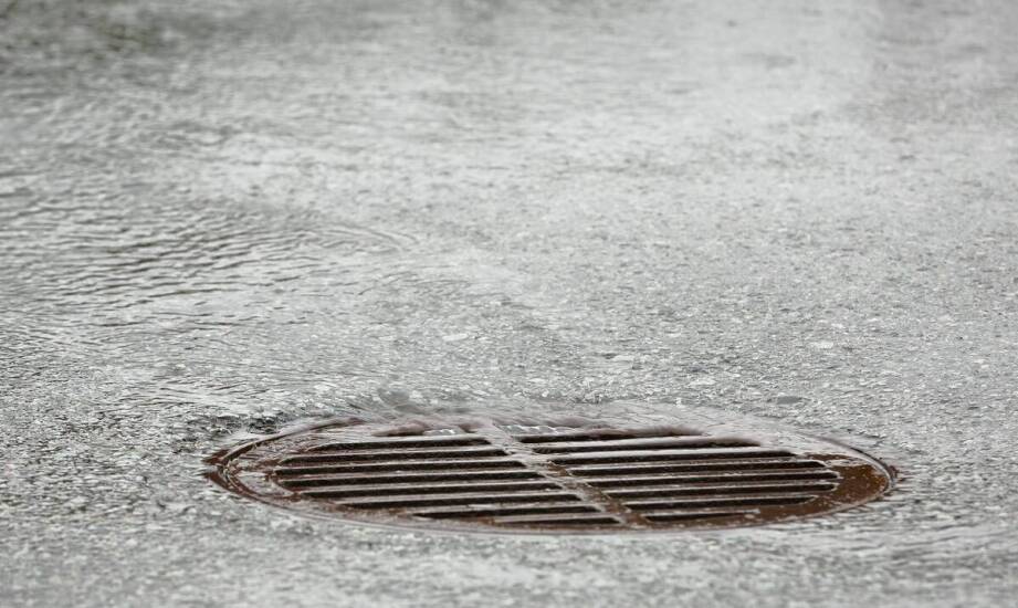 Jak skutecznie wykrywać wycieki i usuwać wilgoć spod posadzek po zalaniu