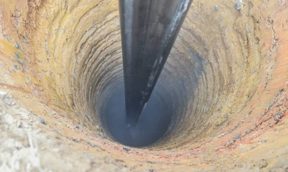 Jak rozpoznać pierwsze objawy wycieku pod posadzką i uniknąć szkód