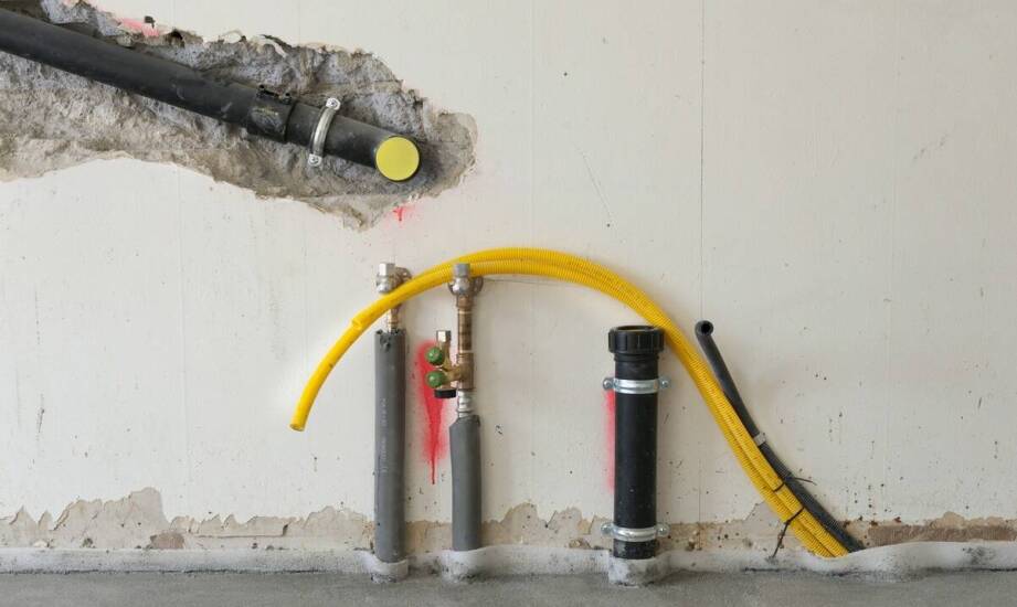 Co powoduje ukryte wycieki pod posadzką i jak je skutecznie namierzyć