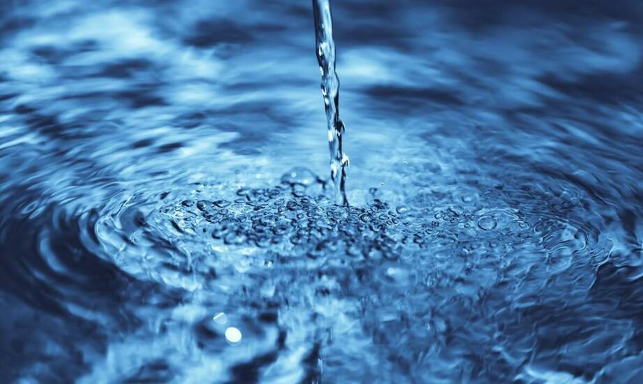 Jak wygląda proces usuwania wilgoci i lokalizowania wycieków pod posadzką