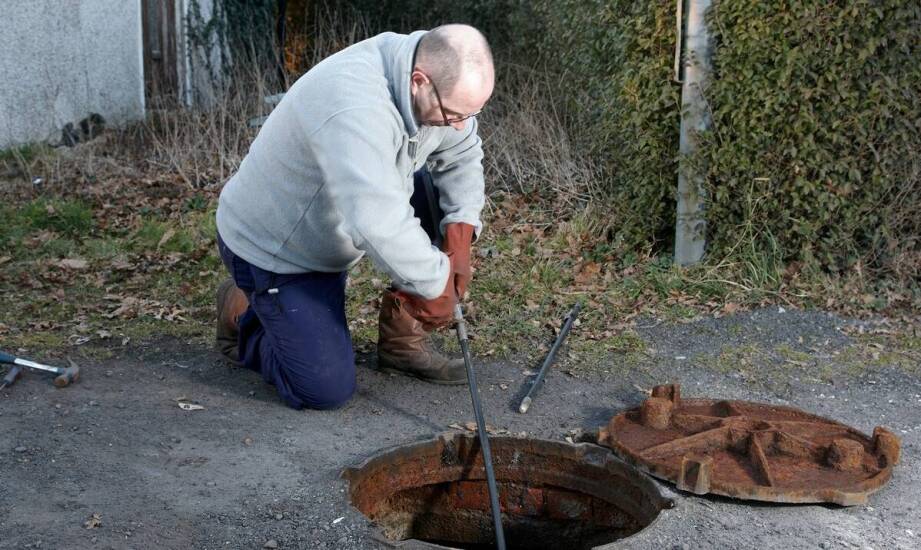 Czym grożą ukryte wycieki pod posadzką i jak je szybko wykryć?