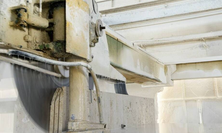 Jak powstaje wilgoć w budynkach i jakie są skuteczne sposoby jej usuwania