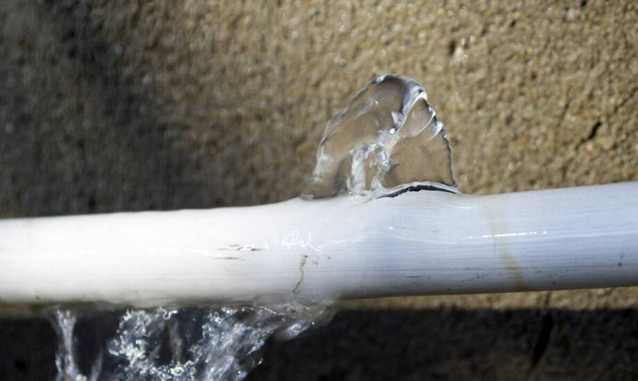 Wyciek wody pod podłogą – jak go rozpoznać i co zrobić w razie awarii