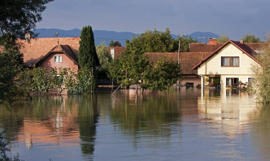 Jak przebiega osuszanie wnętrz po zalaniu wodą i jakie są jego etapy