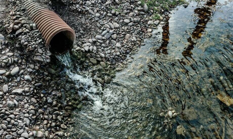 Jak wykryć wyciek wody pod podłogą – objawy, zagrożenia i rozwiązania