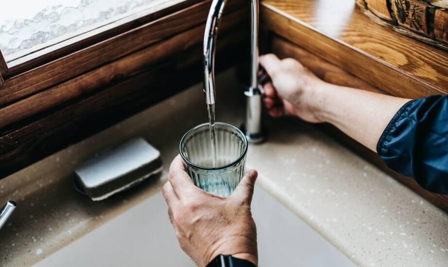 Jak przebiega wykrywanie nieszczelności w instalacjach i jakie są tego skutki