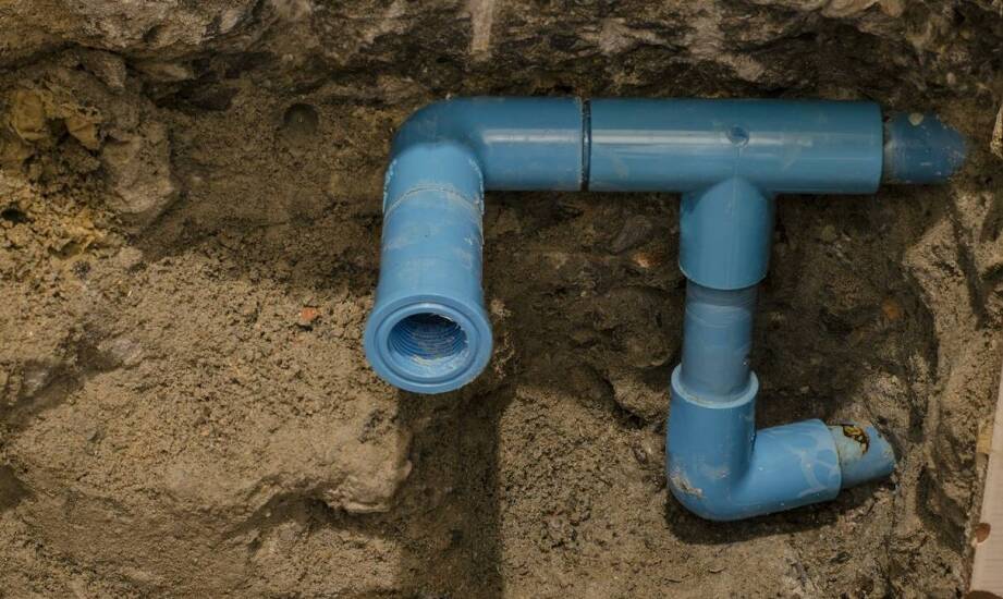 Jak rozpoznać obecność wycieków w instalacjach wodnych i uniknąć strat