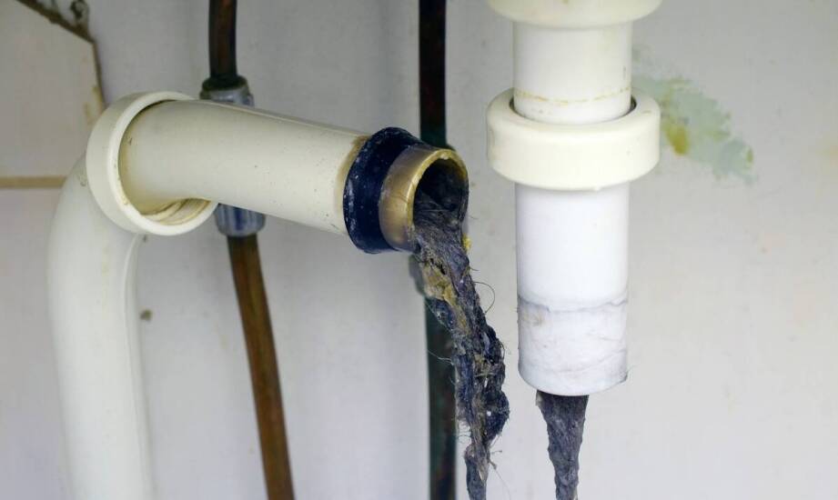 Jakie sygnały świadczą o wycieku pod podłogą i jak go szybko wykryć