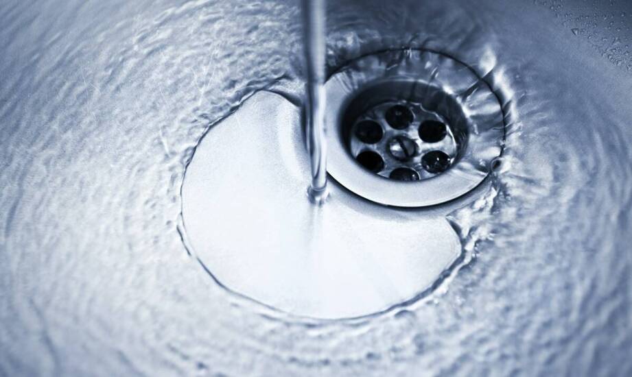 Jak rozpoznać oznaki wycieku wody i zapobiegać kosztownym szkodom