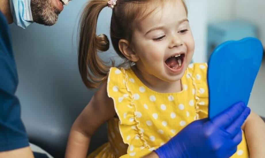 O co najczęściej pytają rodzice podczas wizyty u stomatologa dziecięcego?